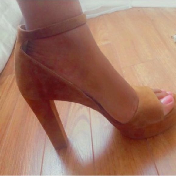 TAN SHOE - Picture 1 of 3